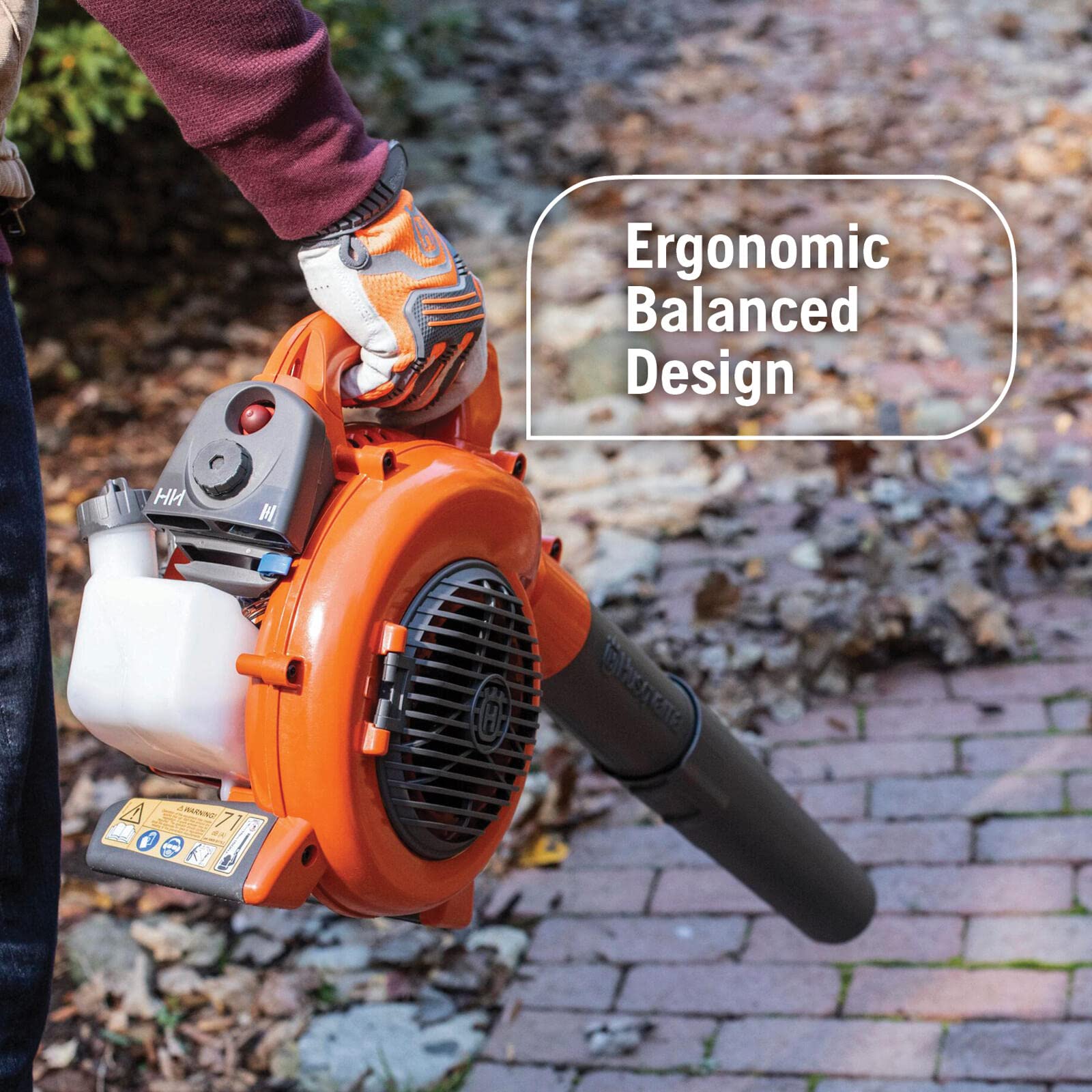 Husqvarna soplador en uso expulsando hojas para limpieza rápida de césped