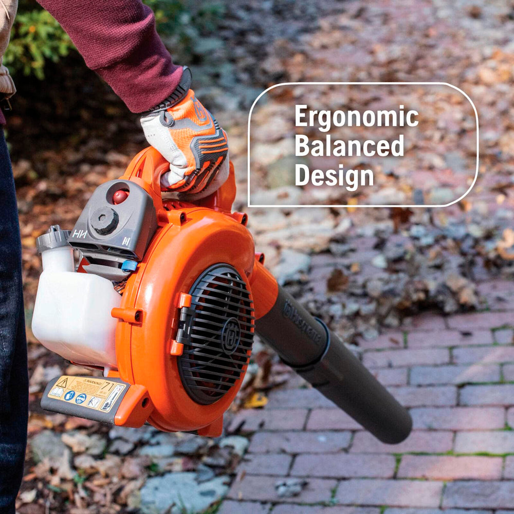 Husqvarna soplador en uso expulsando hojas para limpieza rápida de césped