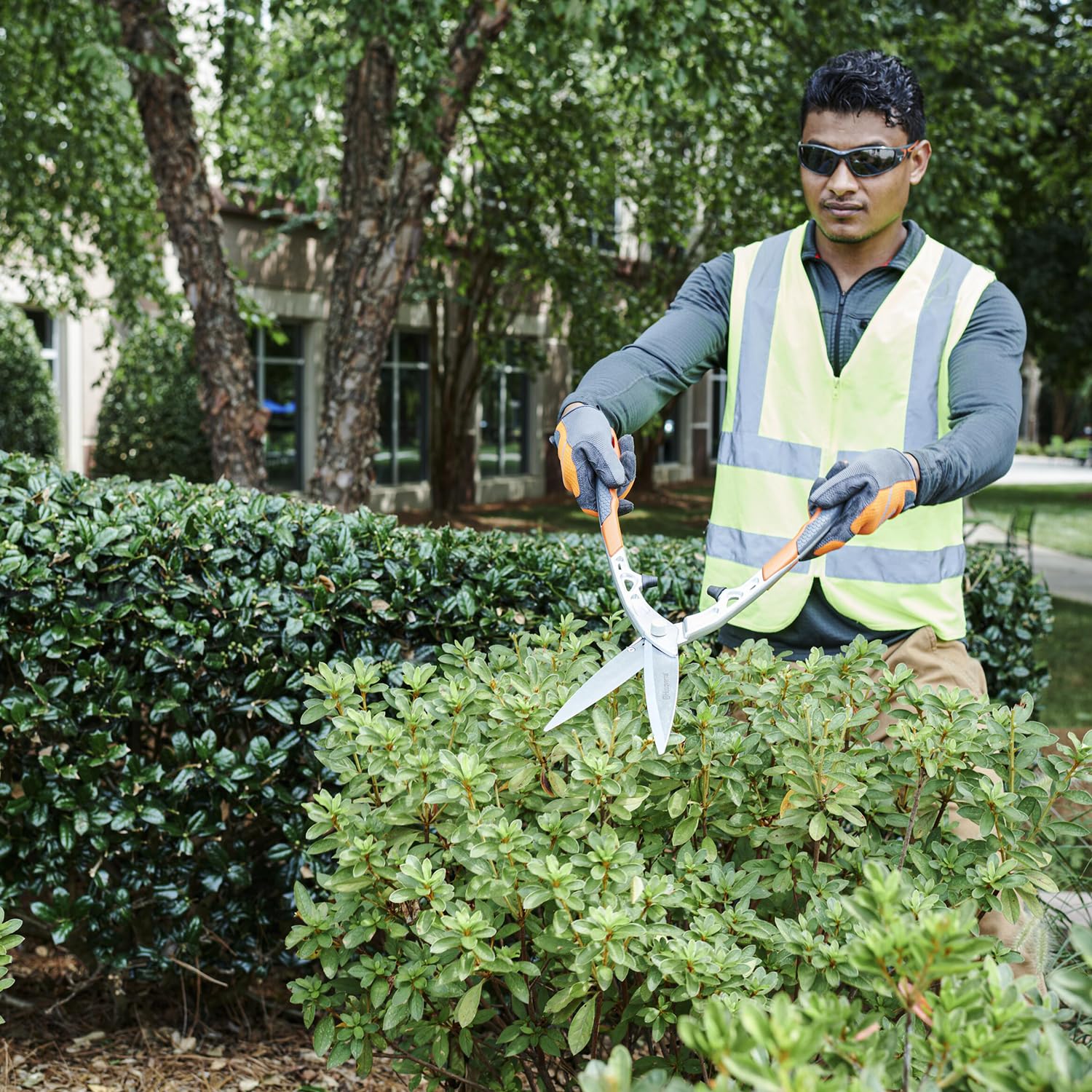Husqvarna mango ergonómico con agarre antideslizante para confort
