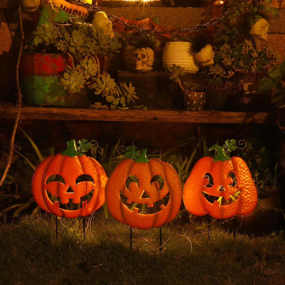 Juegoal calabaza clavada en camino de jardín creando sendero iluminado