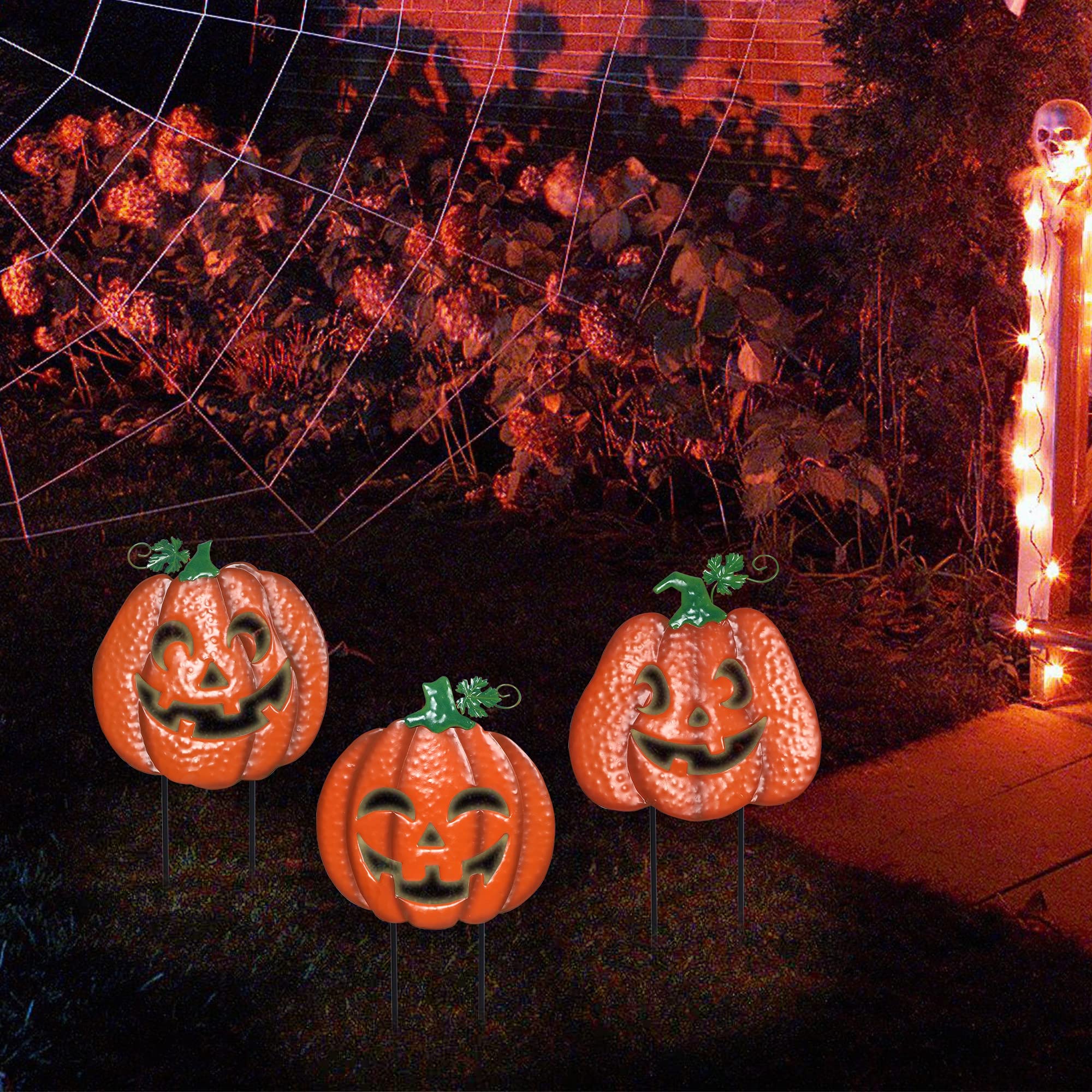 Juegoal conjunto de tres calabazas en césped mostrando decoración exterior