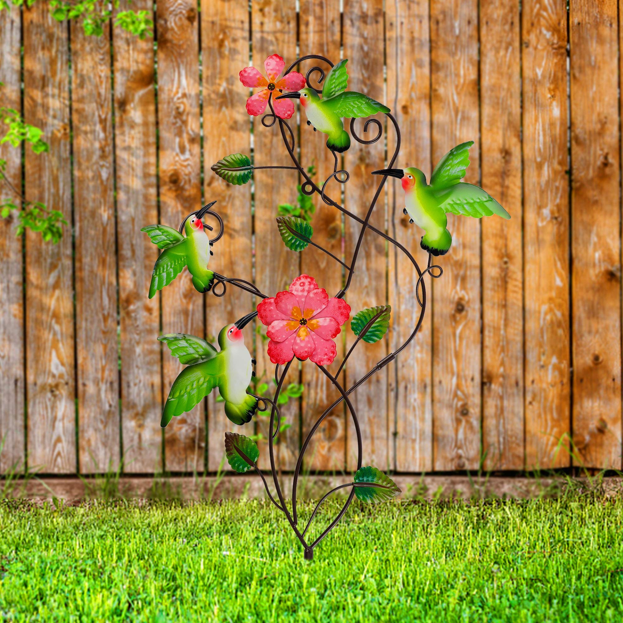 Juegoal estaca instalada en césped junto a flores, realza el entorno exterior