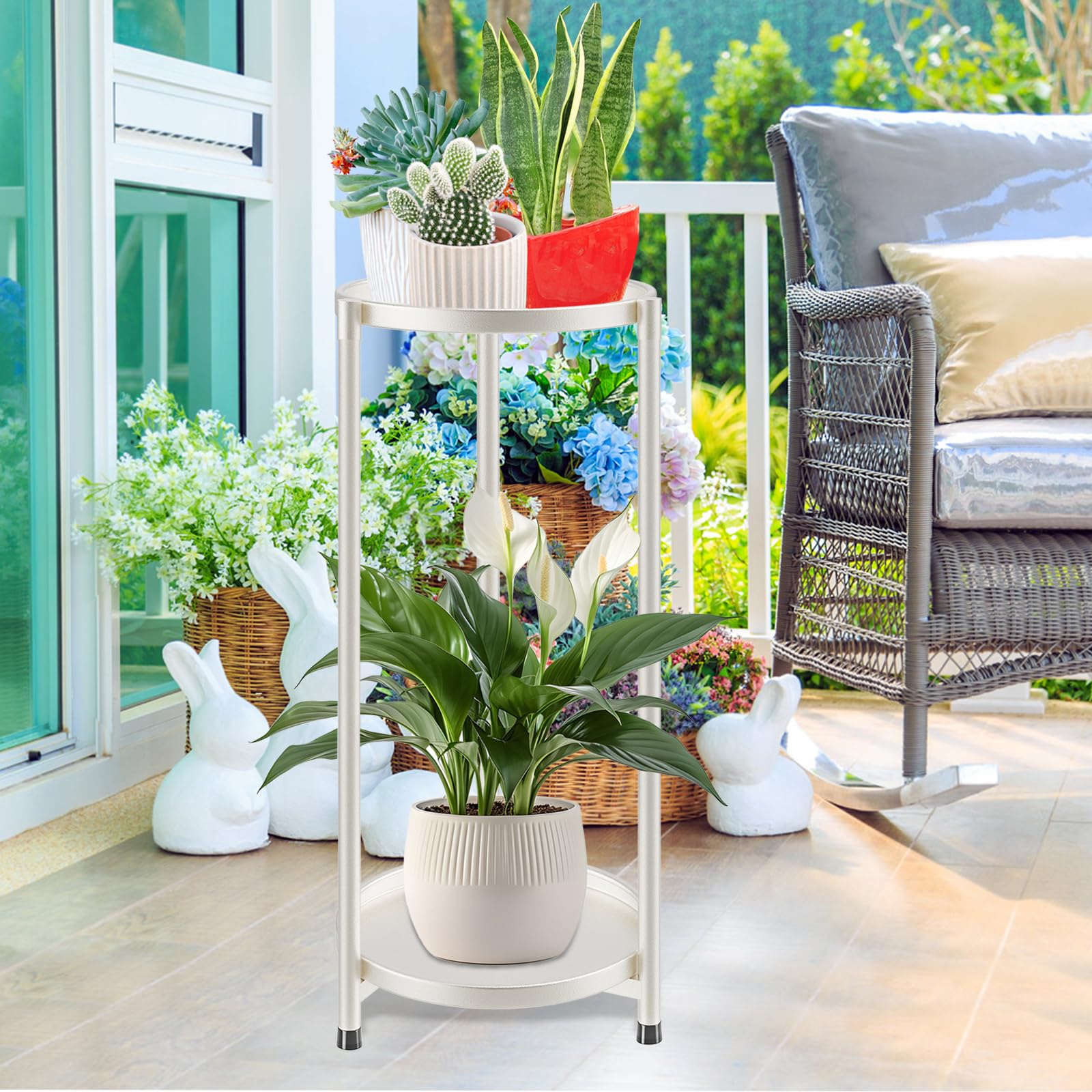 KHayRovies estantería en salón con varias plantas mejorando la decoración interior