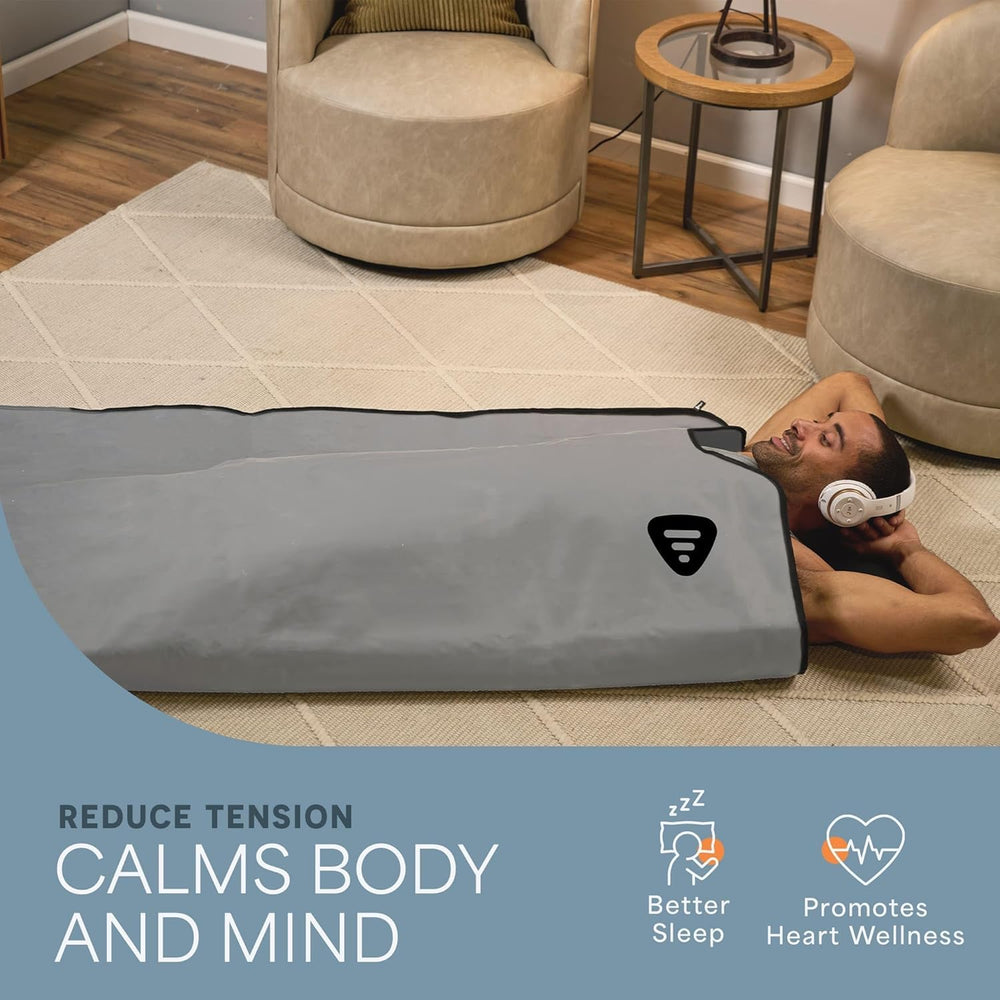 LifePro persona usando la manta sauna en posición recostada para relajación