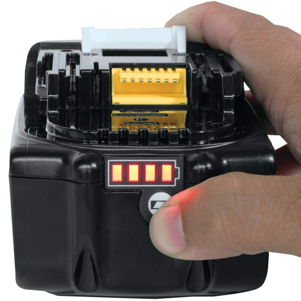 Makita XBU02PT comparación de tamaño junto a herramienta para referencia de escala