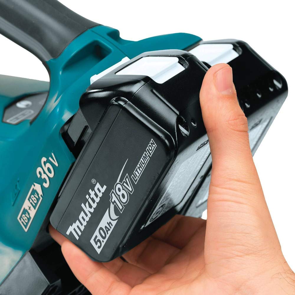 Makita XBU02PT en obra paisajista demostrando potencia sin emisiones