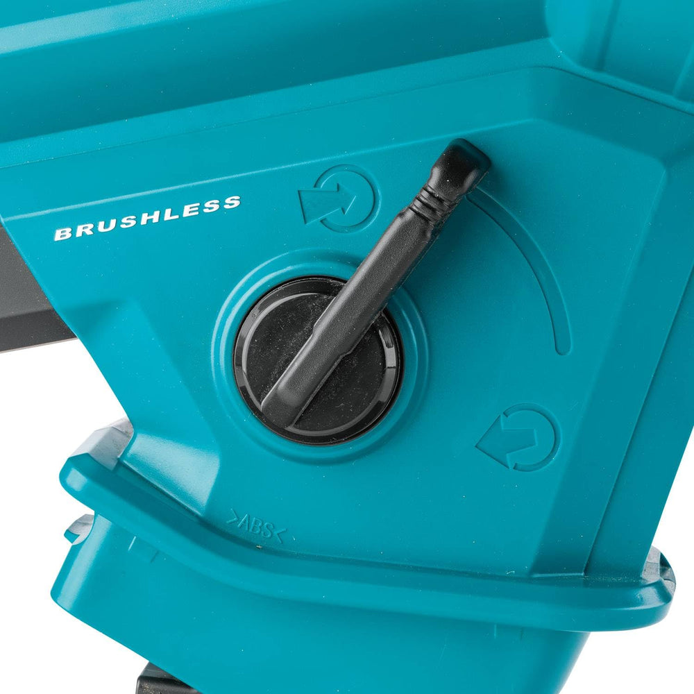 Makita XBU07Z muestra mulch compacto tras el paso de la cuchilla