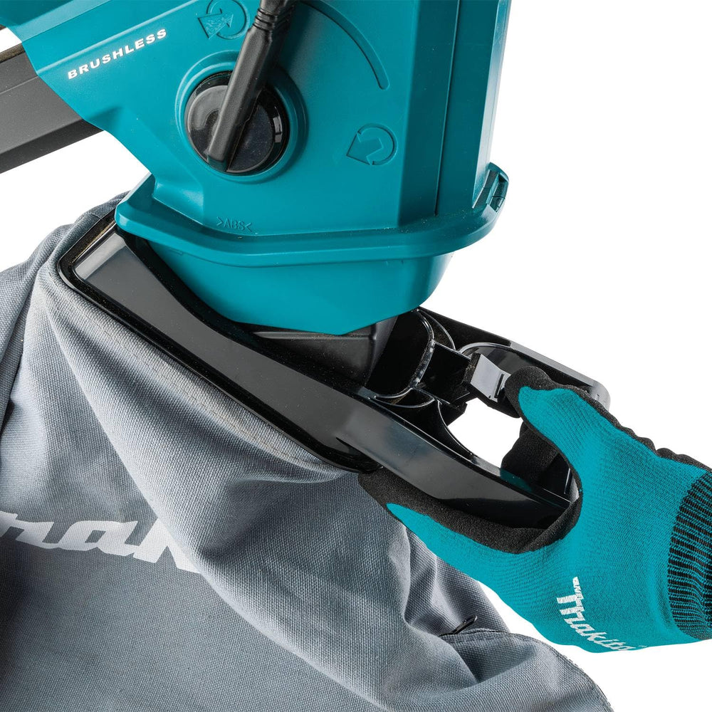 Makita XBU07Z comparación de tamaño junto a una batería 18V LXT