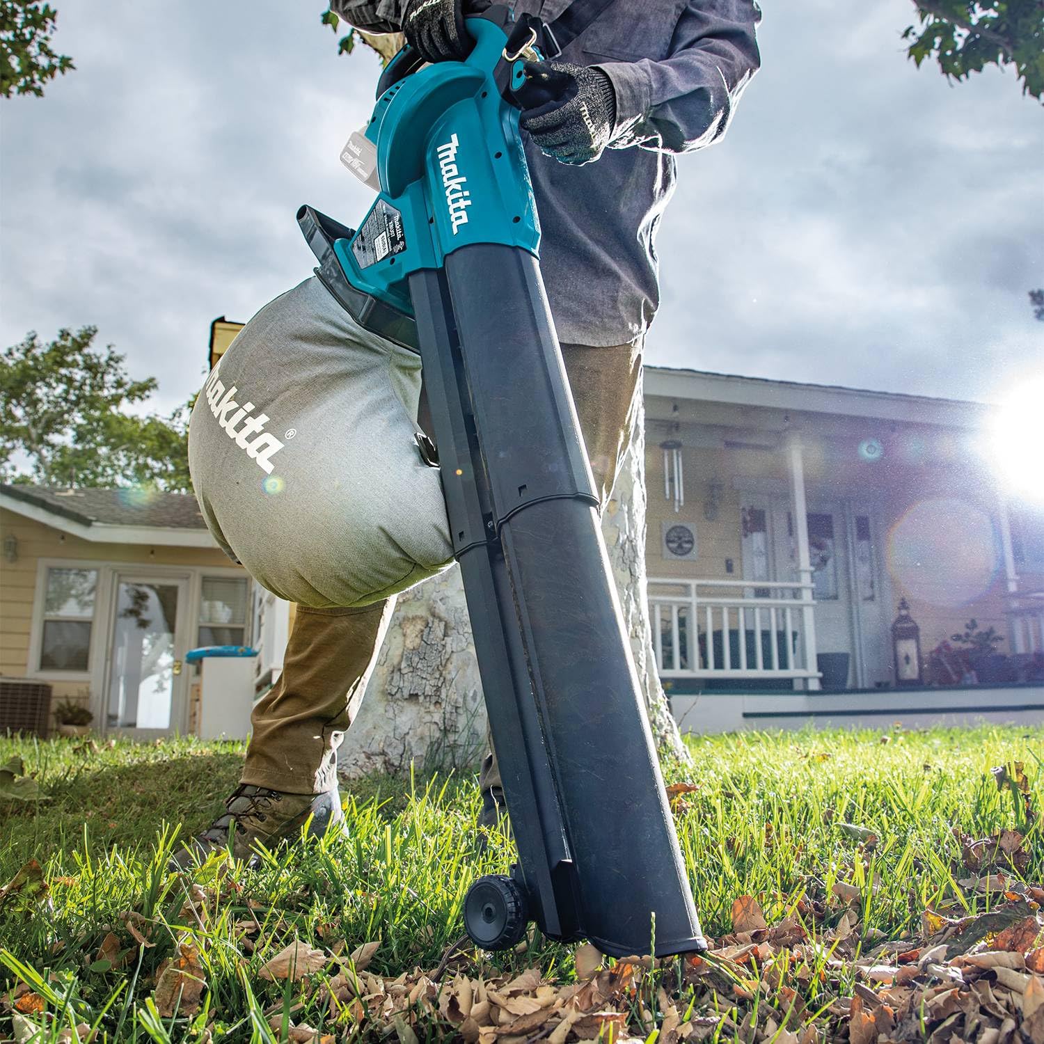 Makita XBU07Z en modo aspirador recogiendo hojas sin dañar piedras
