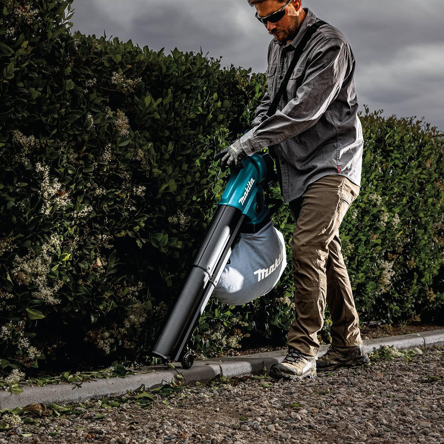 Makita XBU07Z en modo soplador despejando camino en jardín