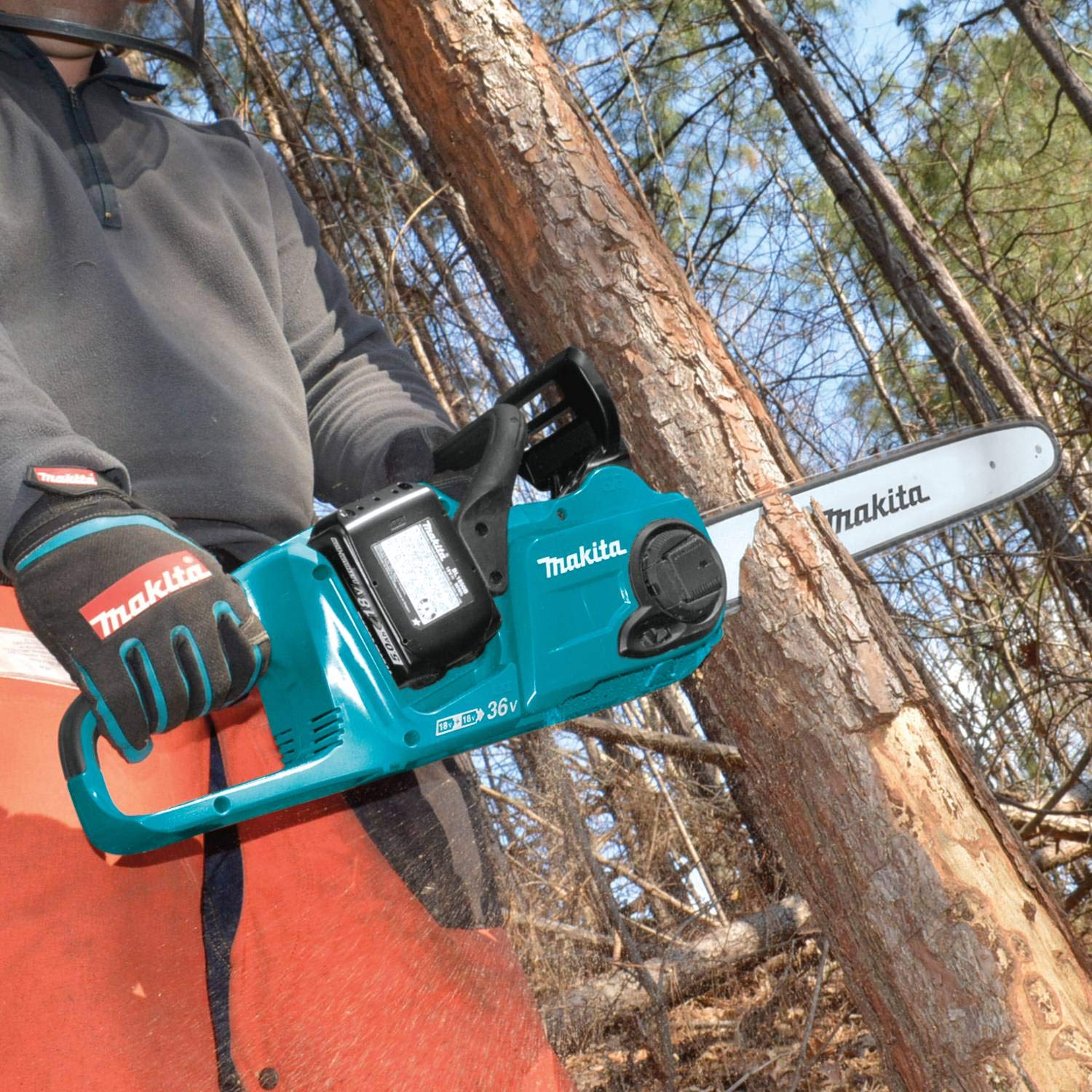Makita XCU04CM con dos baterías 18V LXT 4.0Ah instaladas para larga autonomía
