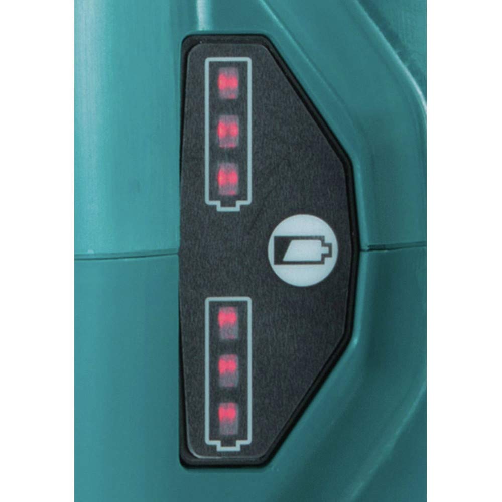 Makita XCU04PT1 comparación de tamaño con tronco para referencia de escala