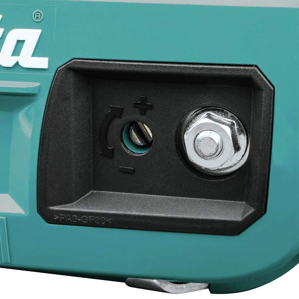 Makita XCU06Z en poda de árbol demostrando manejo en altura