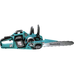 Makita XCU07PT en uso cortando un tronco para rendimiento en campo
