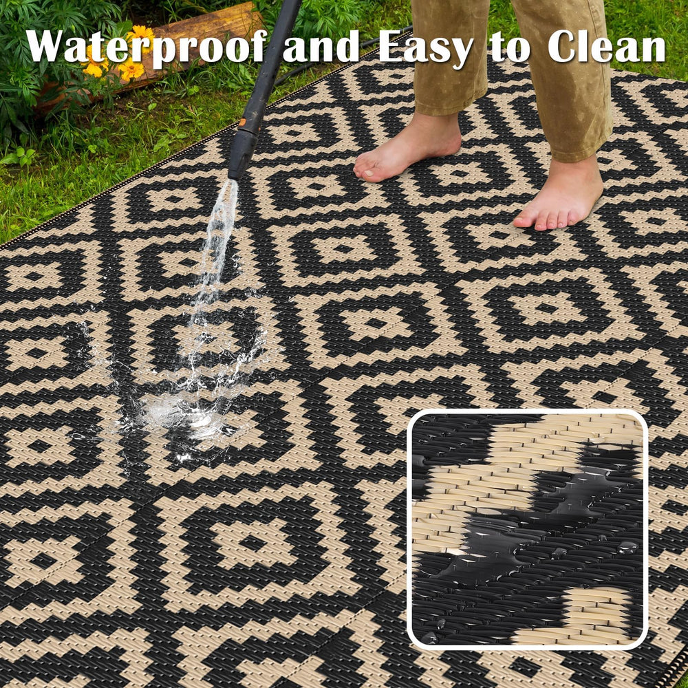 mattitude alfombra colocada bajo mesa de patio mejora el área exterior