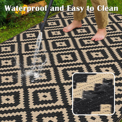 mattitude alfombra colocada bajo mesa de patio mejora el área exterior