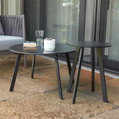 Meluvici mesa grande en patio mostrando resistencia y estilo