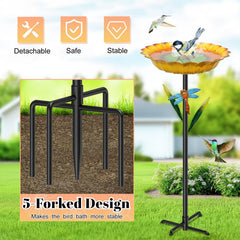 MeyRolizn baño en jardín con aves usando el cuenco para beber