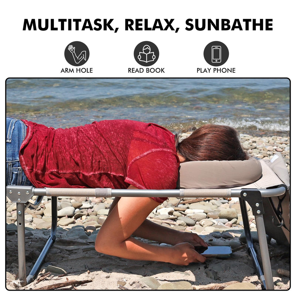 Minndudu en playa con usuario leyendo bajo sombra protectora