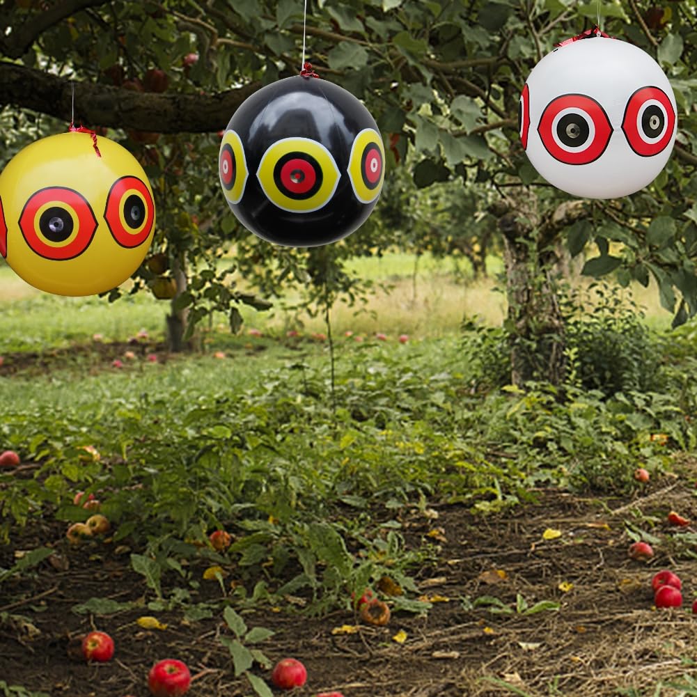 MorTime globos colgados en jardín protegiendo plantas