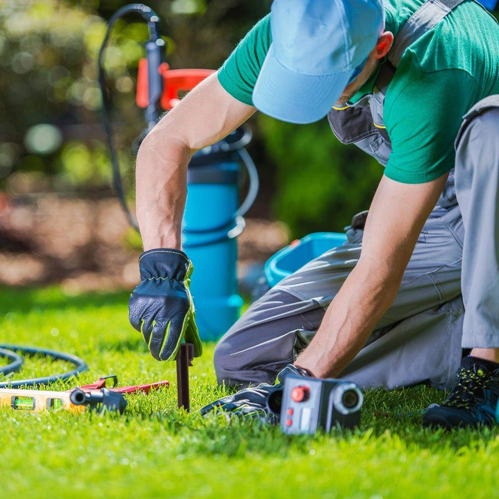 Mudder estacas en jardín real mostrando resultado estético y orden