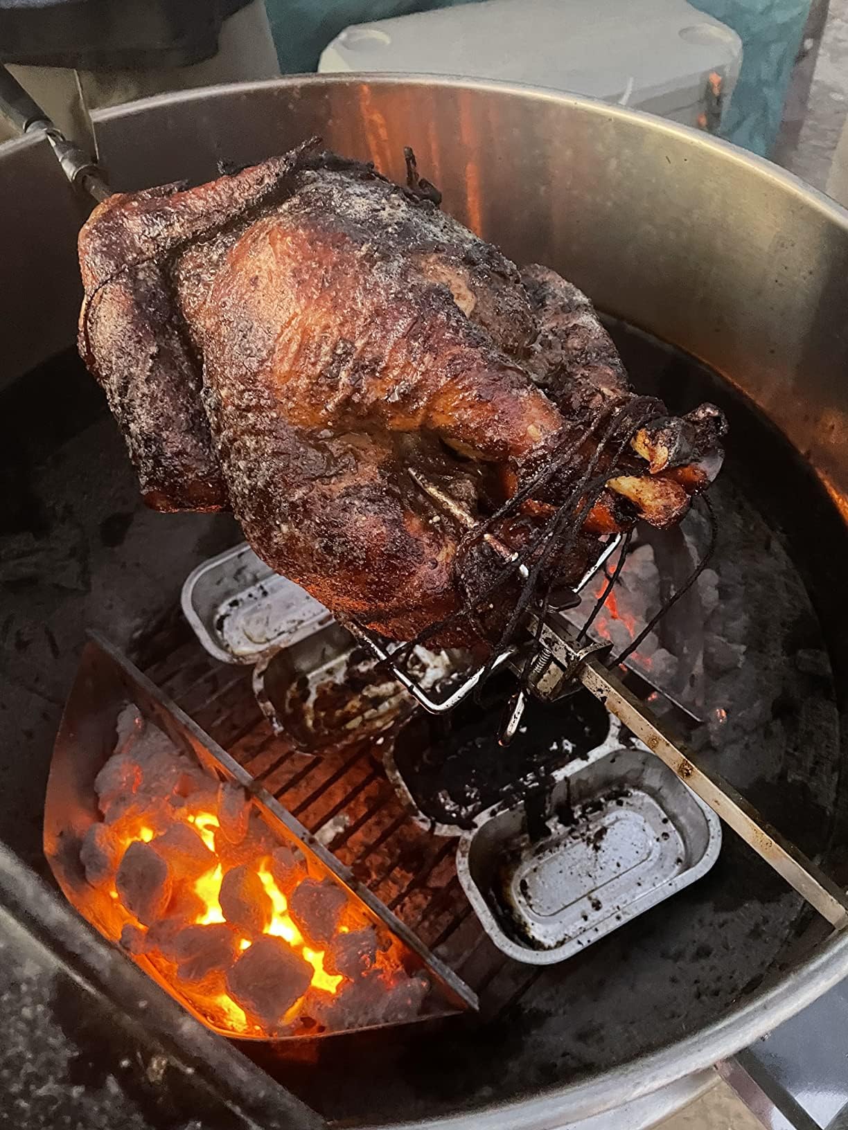 onlyfire horquillas en uso sobre parrilla asando carne uniformemente