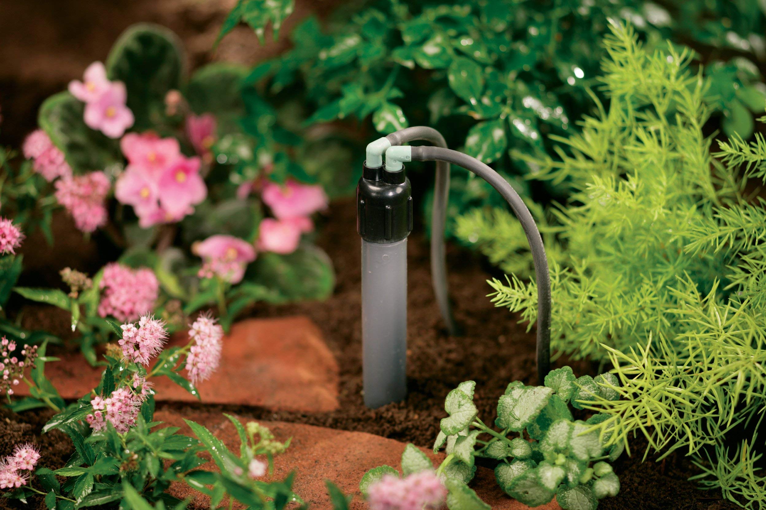 Orbit DripMaster instalado en jardín mostrando ahorro de agua y riego puntual