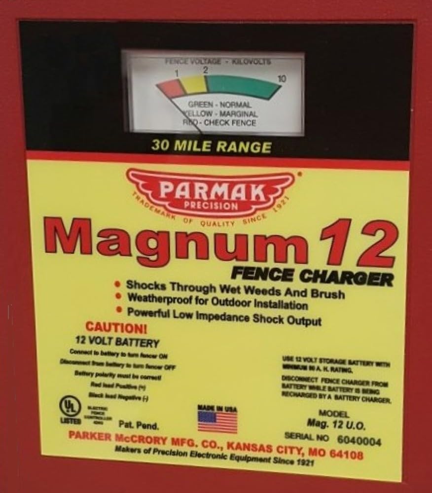Parmak MAG12-UO junto a batería de 12 V para referencia de tamaño y uso