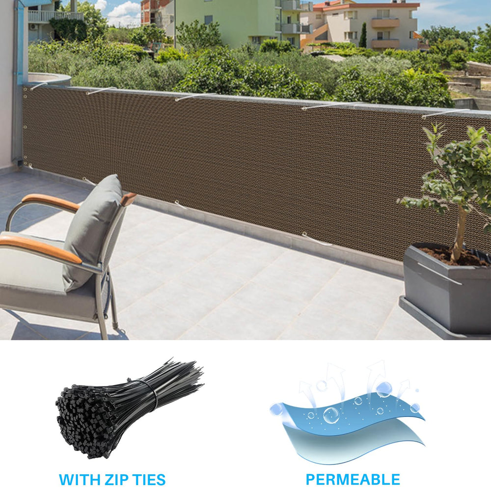 Patio pantalla junto a persona para comparar tamaño y cubrir barandilla