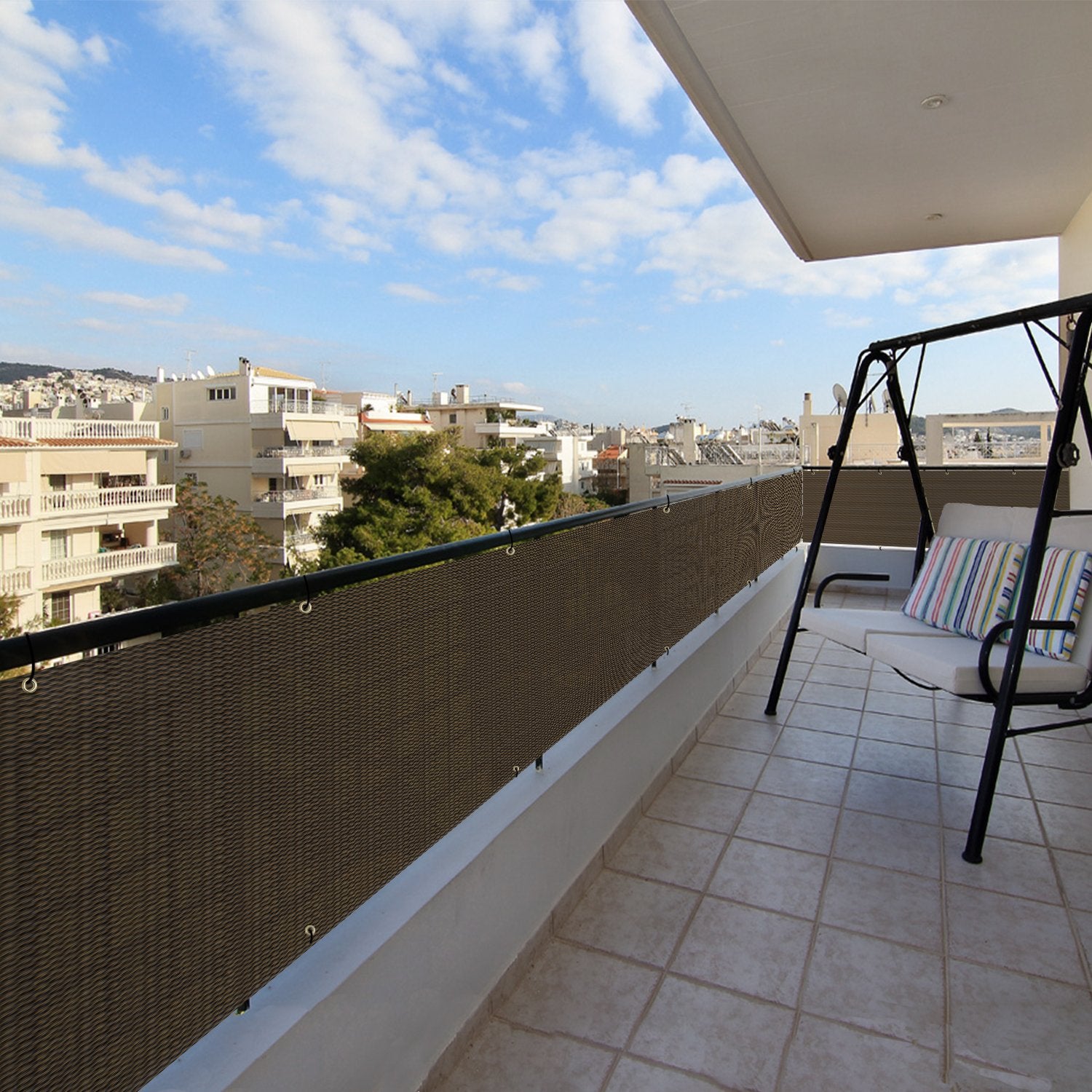 Patio pantalla en patio trasero integrándose con mobiliario y sombra