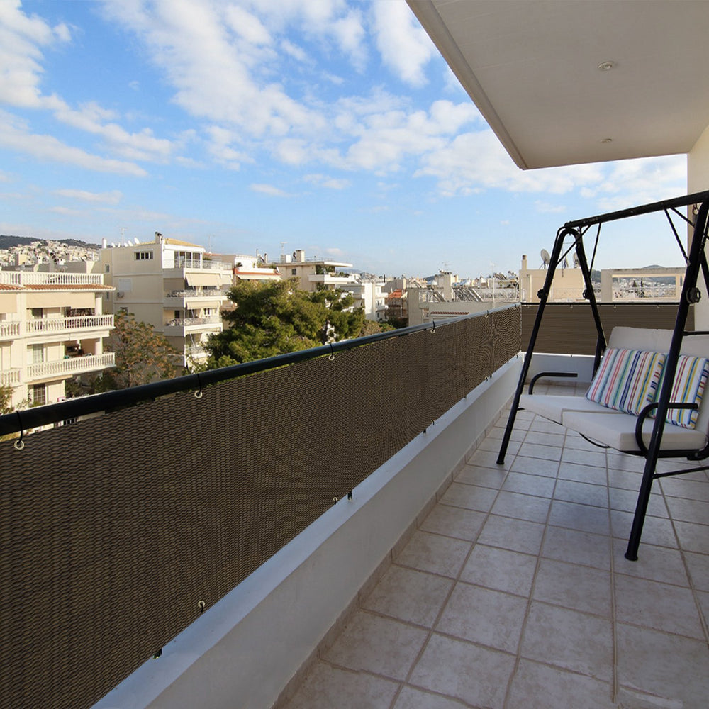 Patio pantalla en patio trasero integrándose con mobiliario y sombra