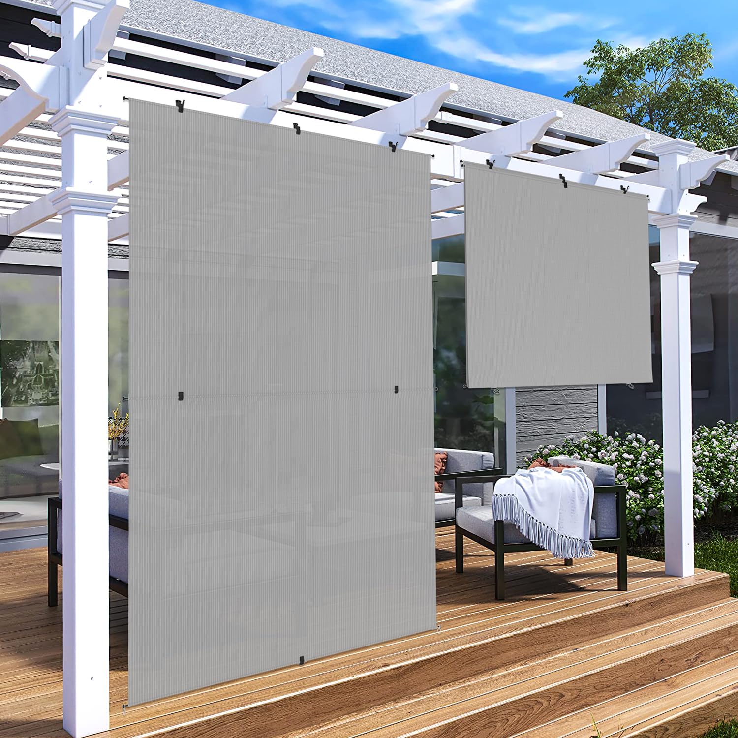 Patio cortina frontal plegable gris mostrando sombra y privacidad
