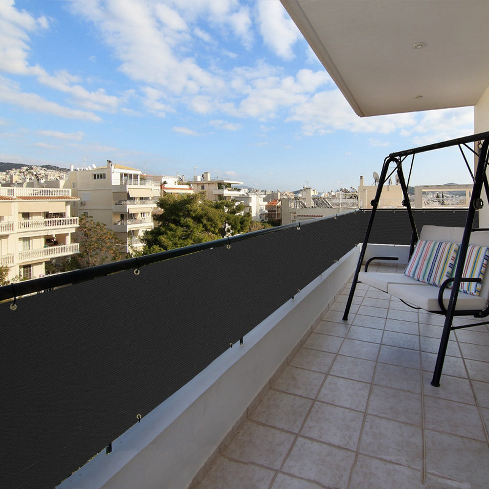 Ambiente terraza con malla Patio creando espacio privado y acogedor