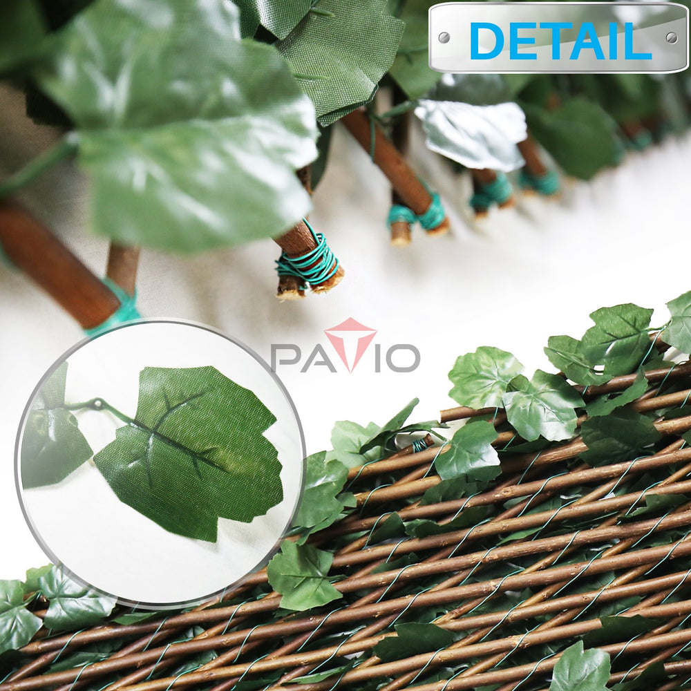 Patio instalado en balcón ofreciendo privacidad y estética verde