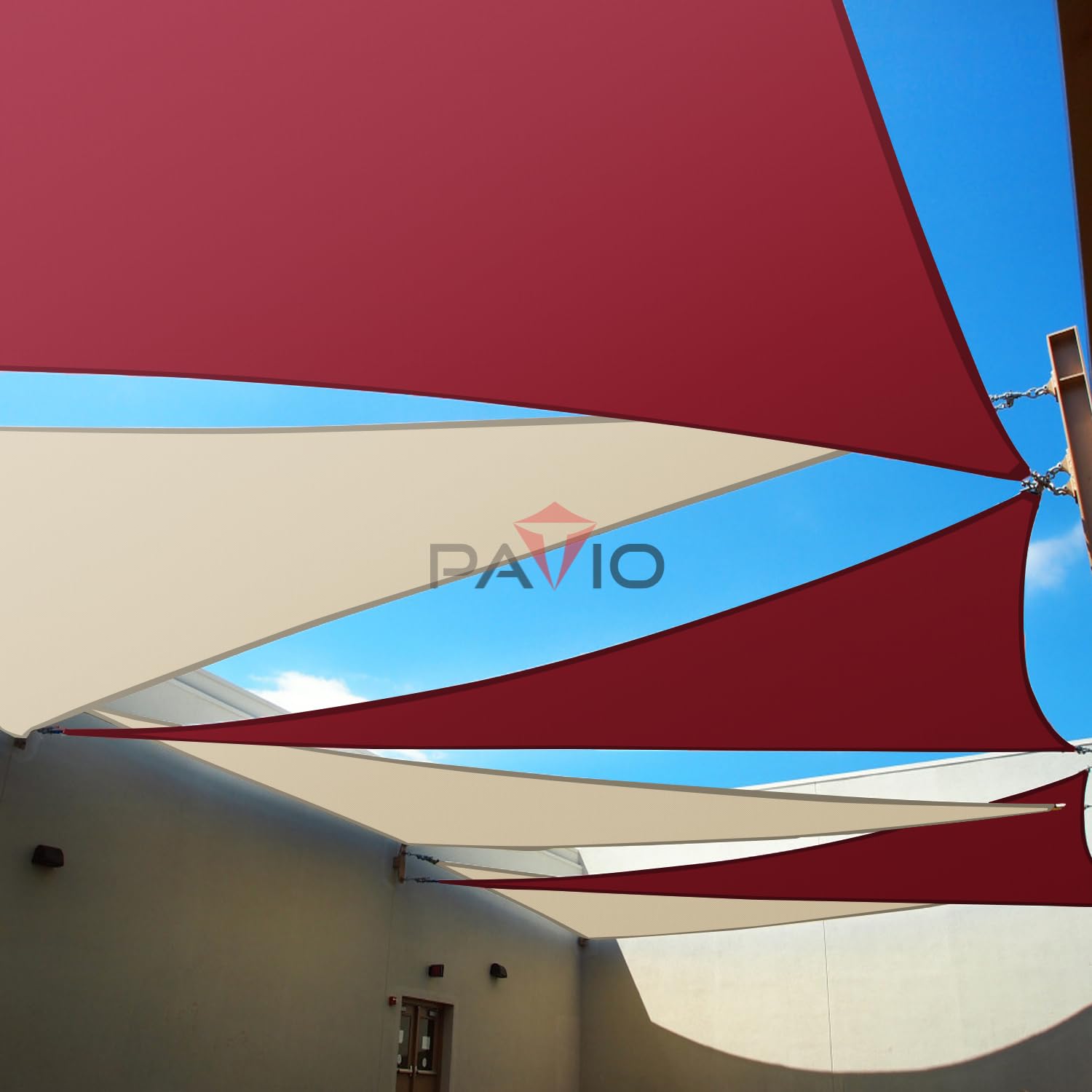 Patio vela instalada en jardín creando sombra y ambiente exterior cómodo