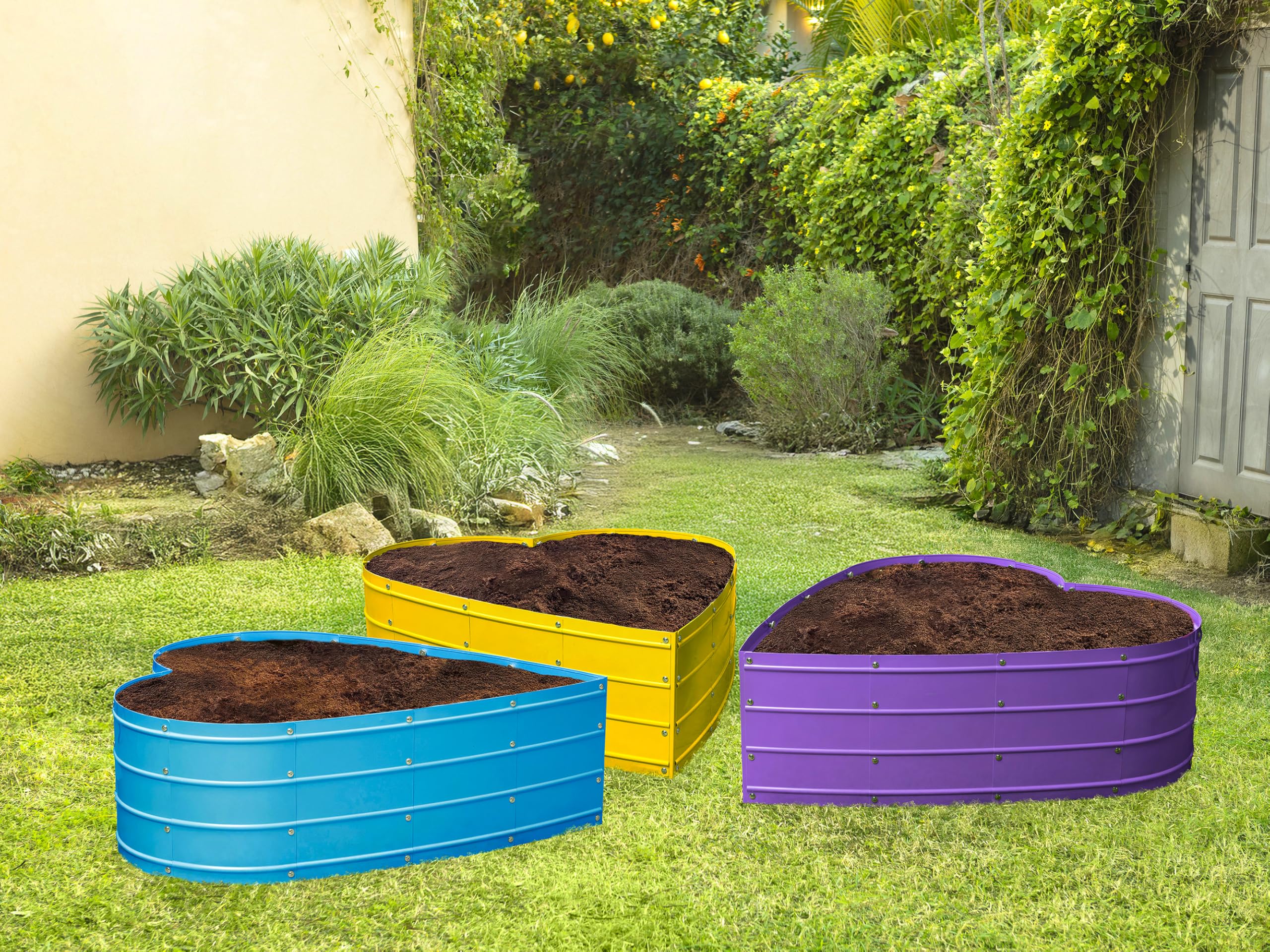 Plant & Plot cama con verduras plantadas demostrando cultivo eficiente