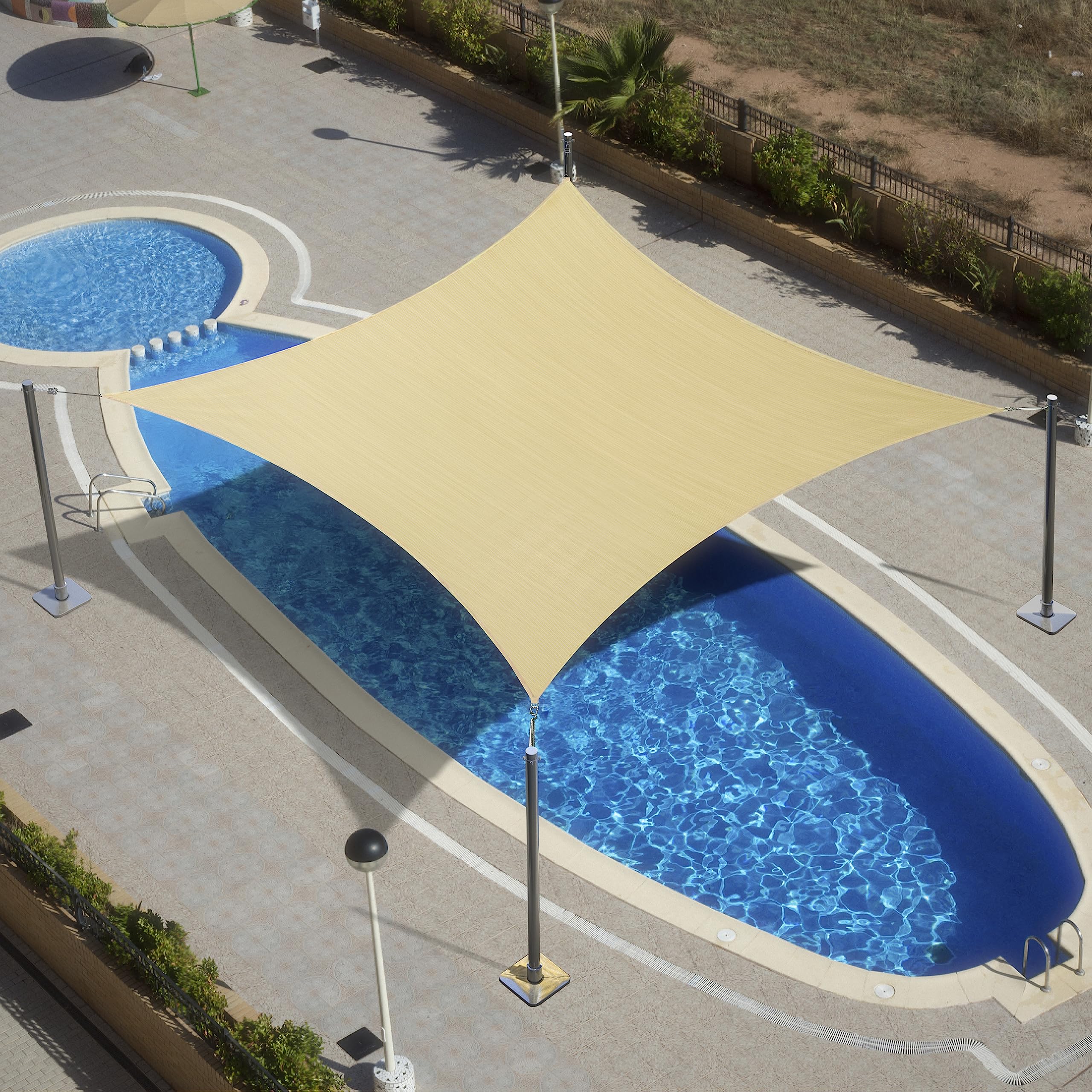 Royal Shade instalación en terraza con vela rectangular tensionada y aspecto final funcional