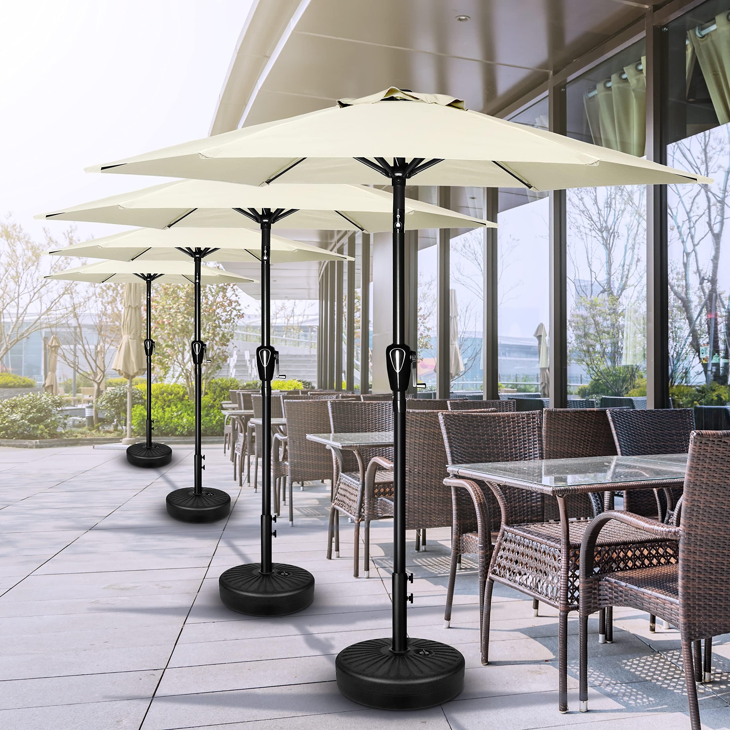 Simple Deluxe en terraza con sillas mostrando ambiente cómodo y sombreado