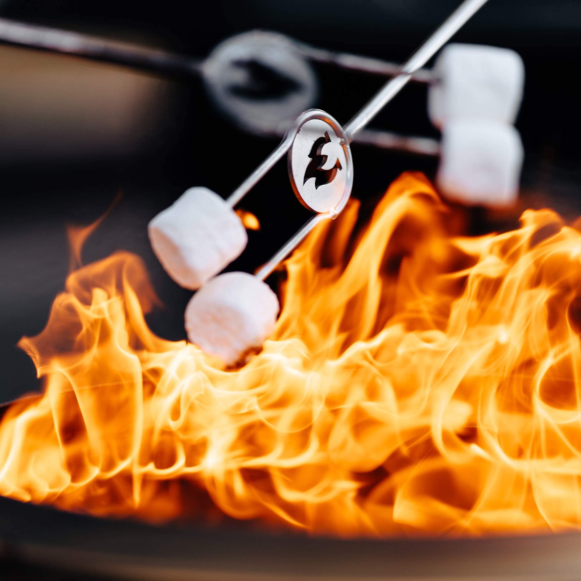 Comparación de tamaño Solo Stove sostenido en mano para ver longitud plegada