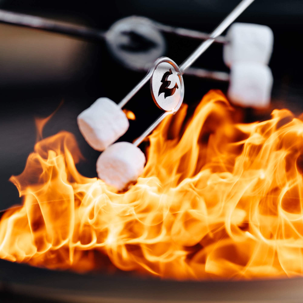Comparación de tamaño Solo Stove sostenido en mano para ver longitud plegada