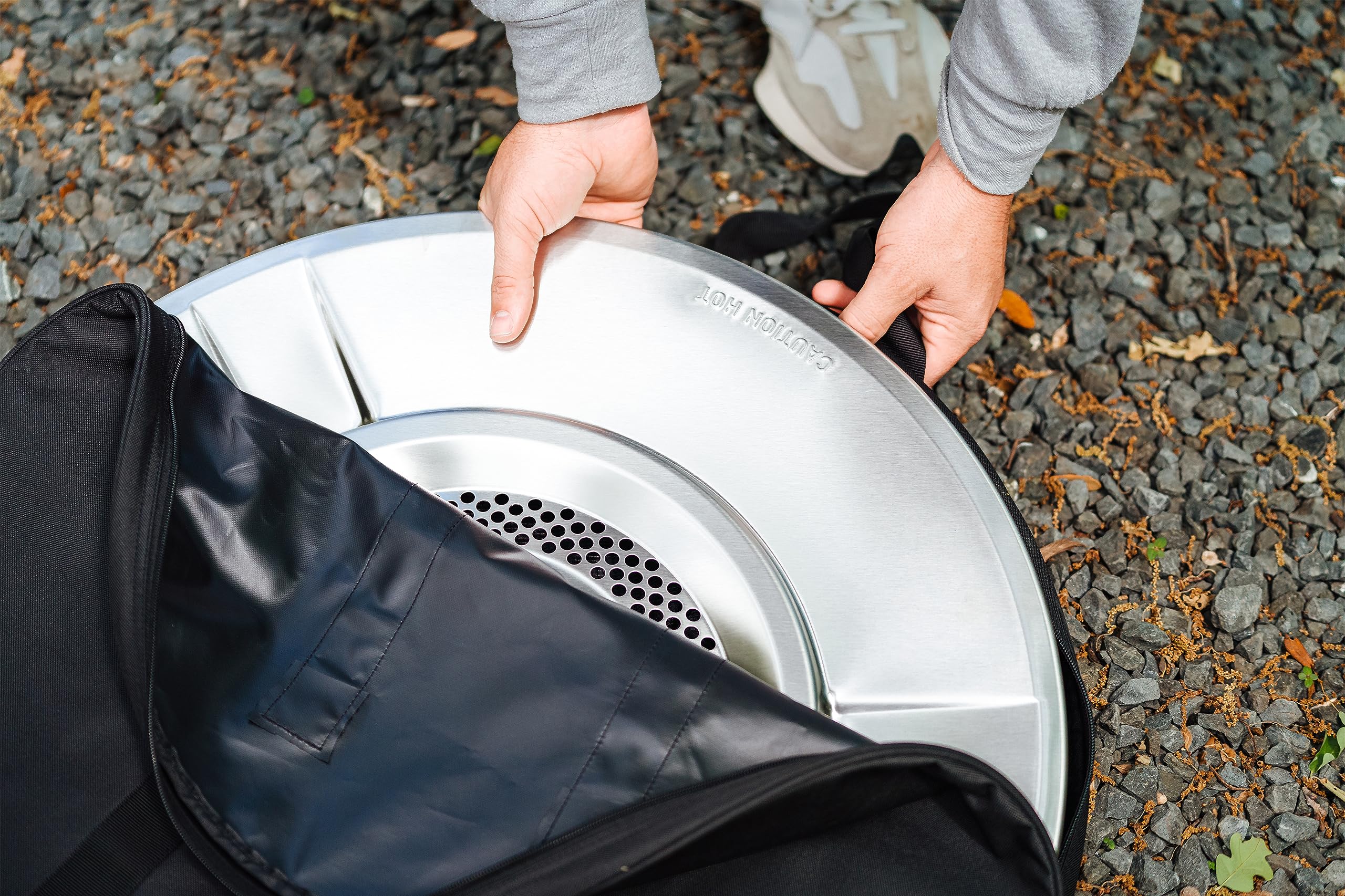 Solo Stove bolsa en maletero demostrando facilidad de transporte