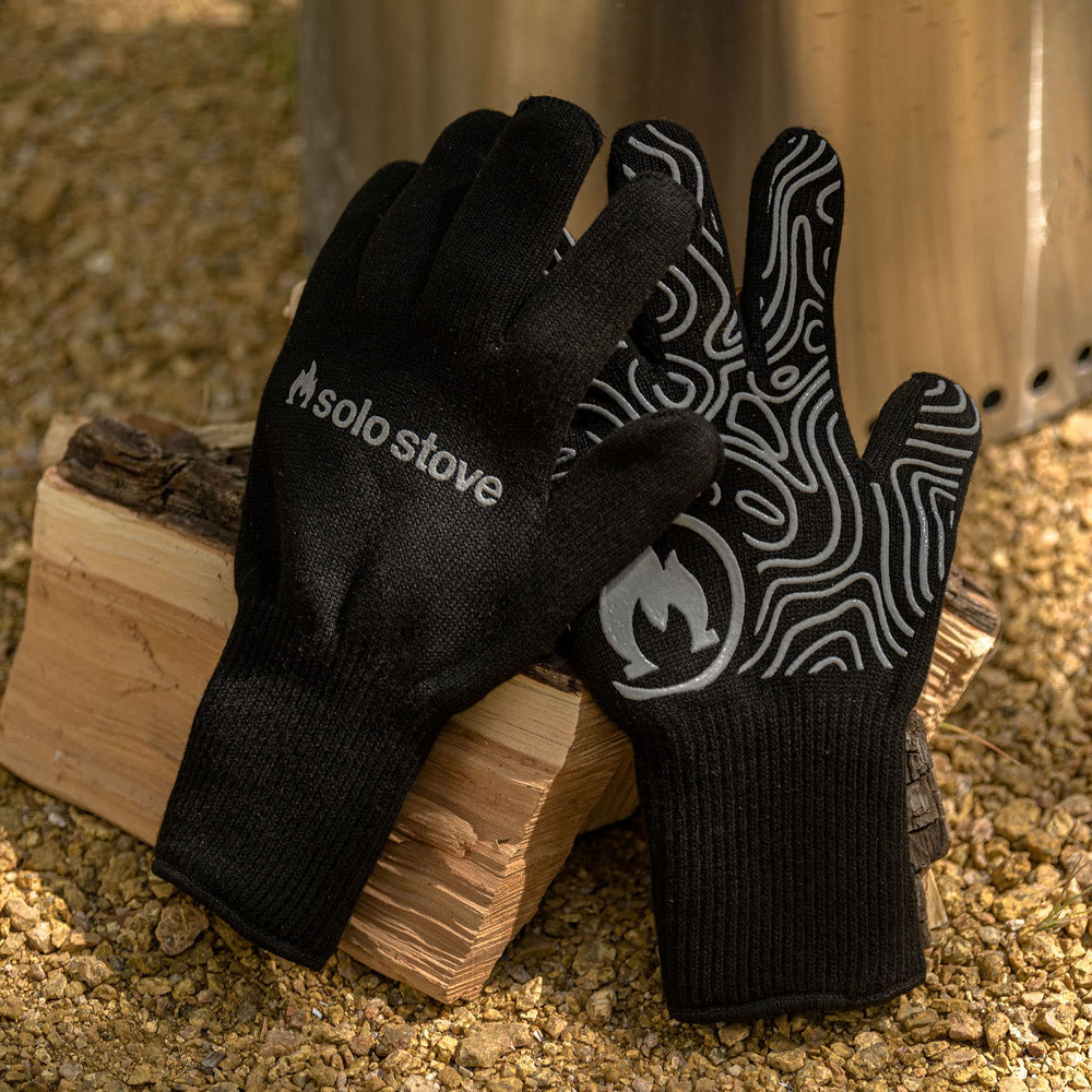 Solo Stove guantes en campamento demostrando uso versátil y seguridad