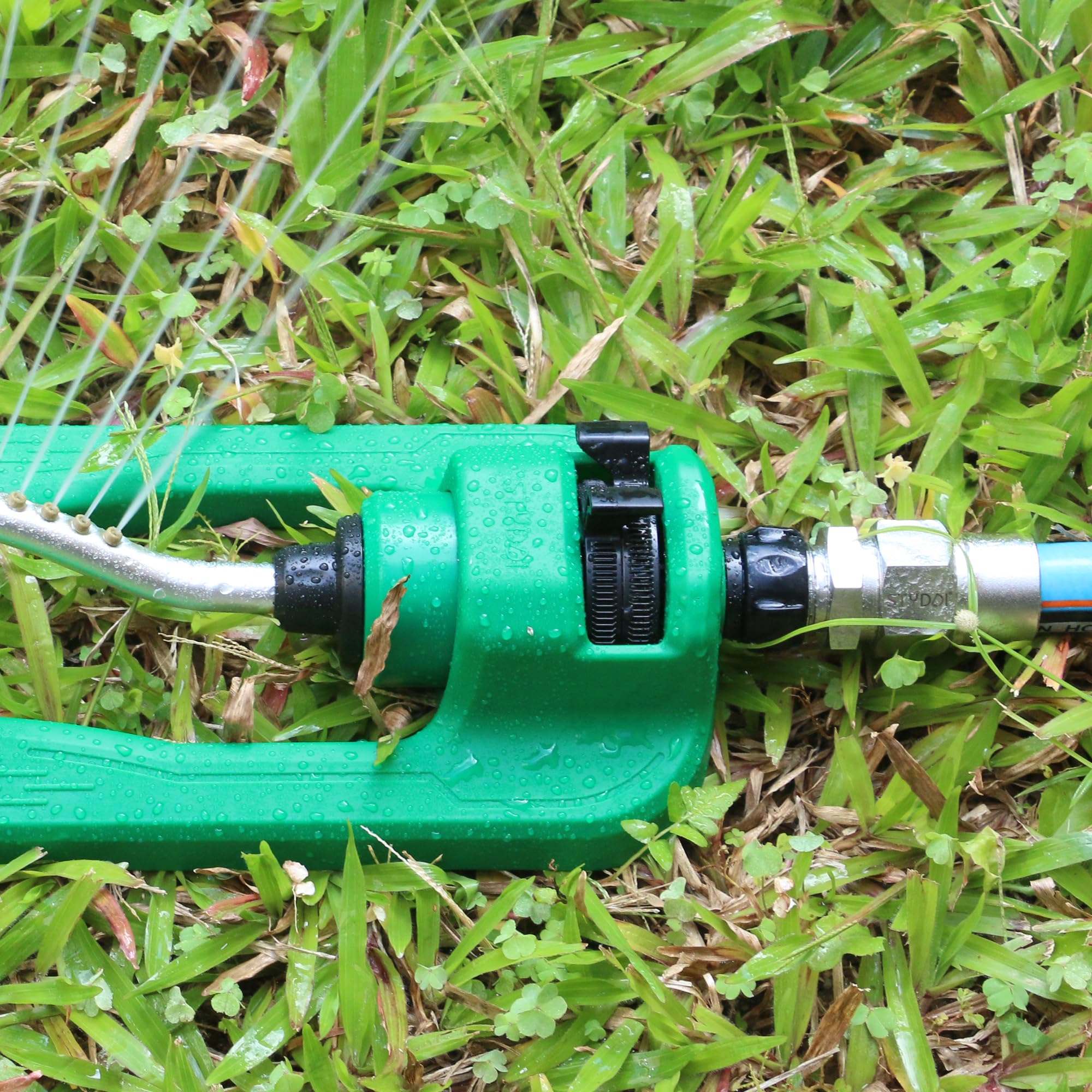 STYDDI conector junto a mano para visualizar tamaño y facilidad de manejo