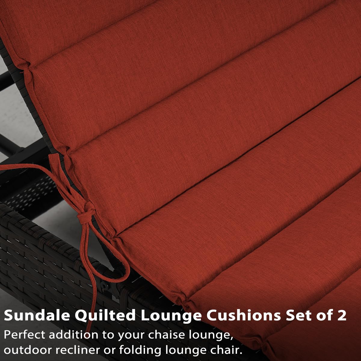Sundale Outdoor cojines colocados junto a piscina, ambiente exterior cómodo
