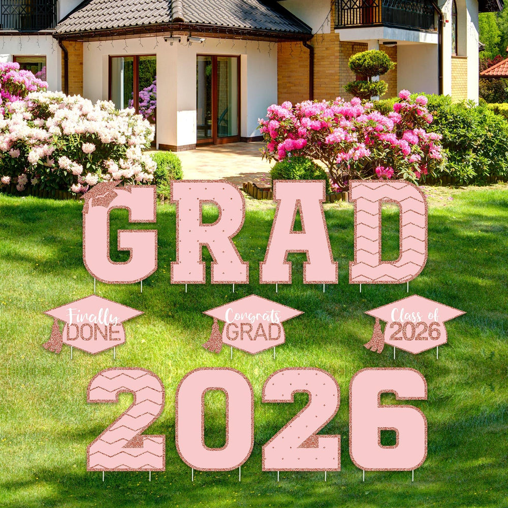 Tatuo cartel frontal Class of 2026 en rosa mostrando celebración