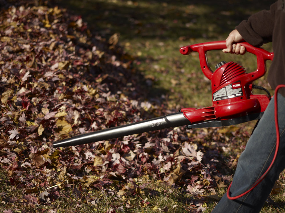 Toro 51609 en uso limpiando hojas en jardín con menos ruido