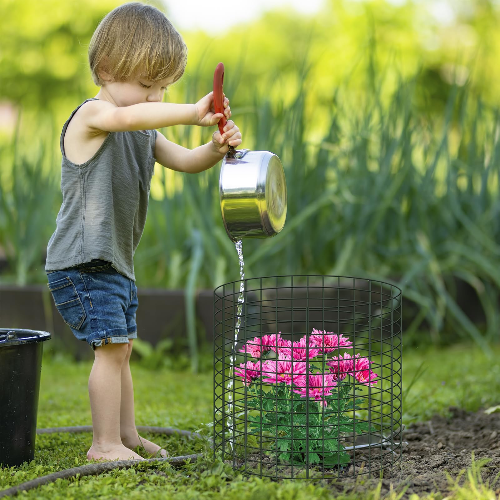 UJG ambiente de jardín con protectores instalados que facilita cuidado y orden