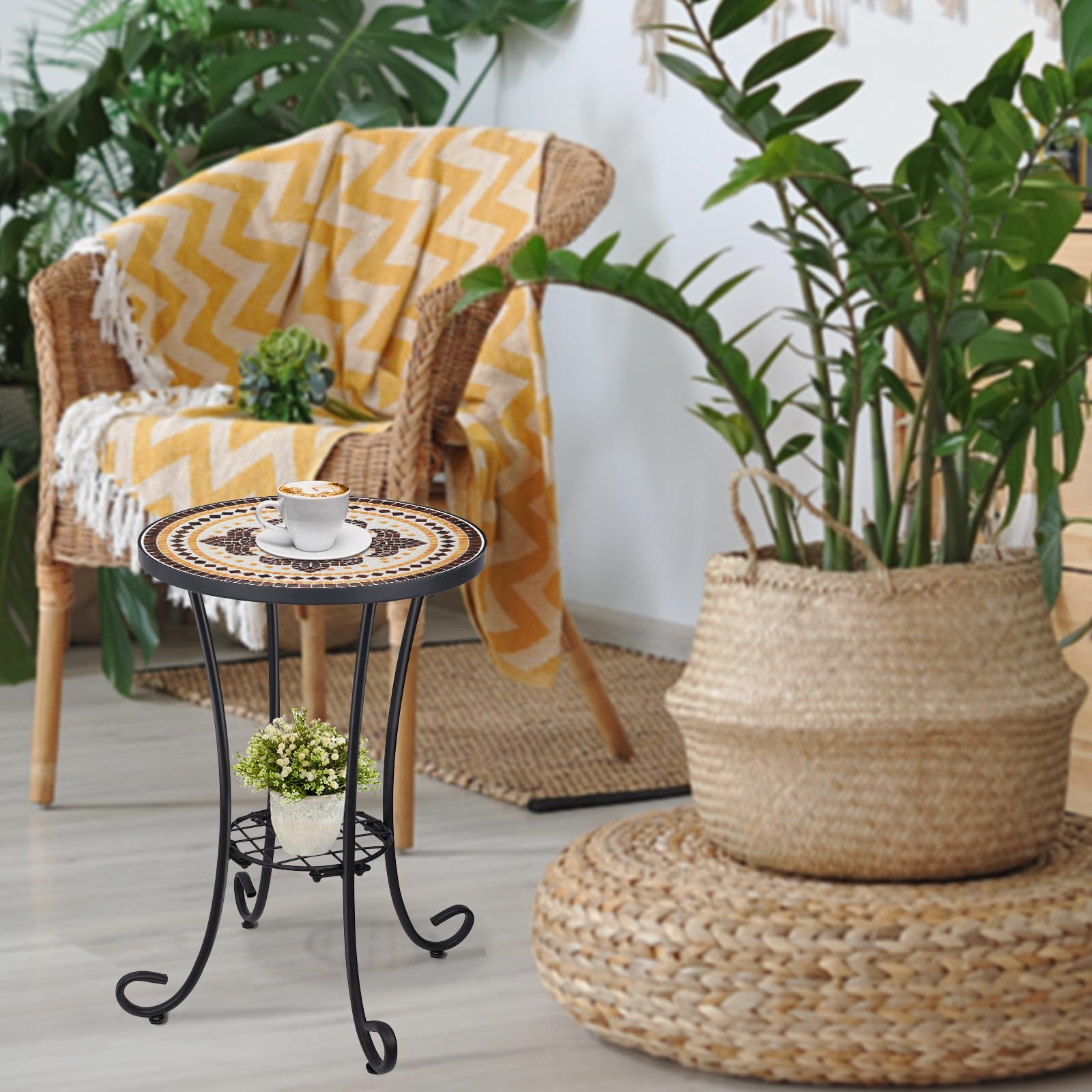 VCUTEKA mesa ubicada en un patio estilo boho realzando la decoración