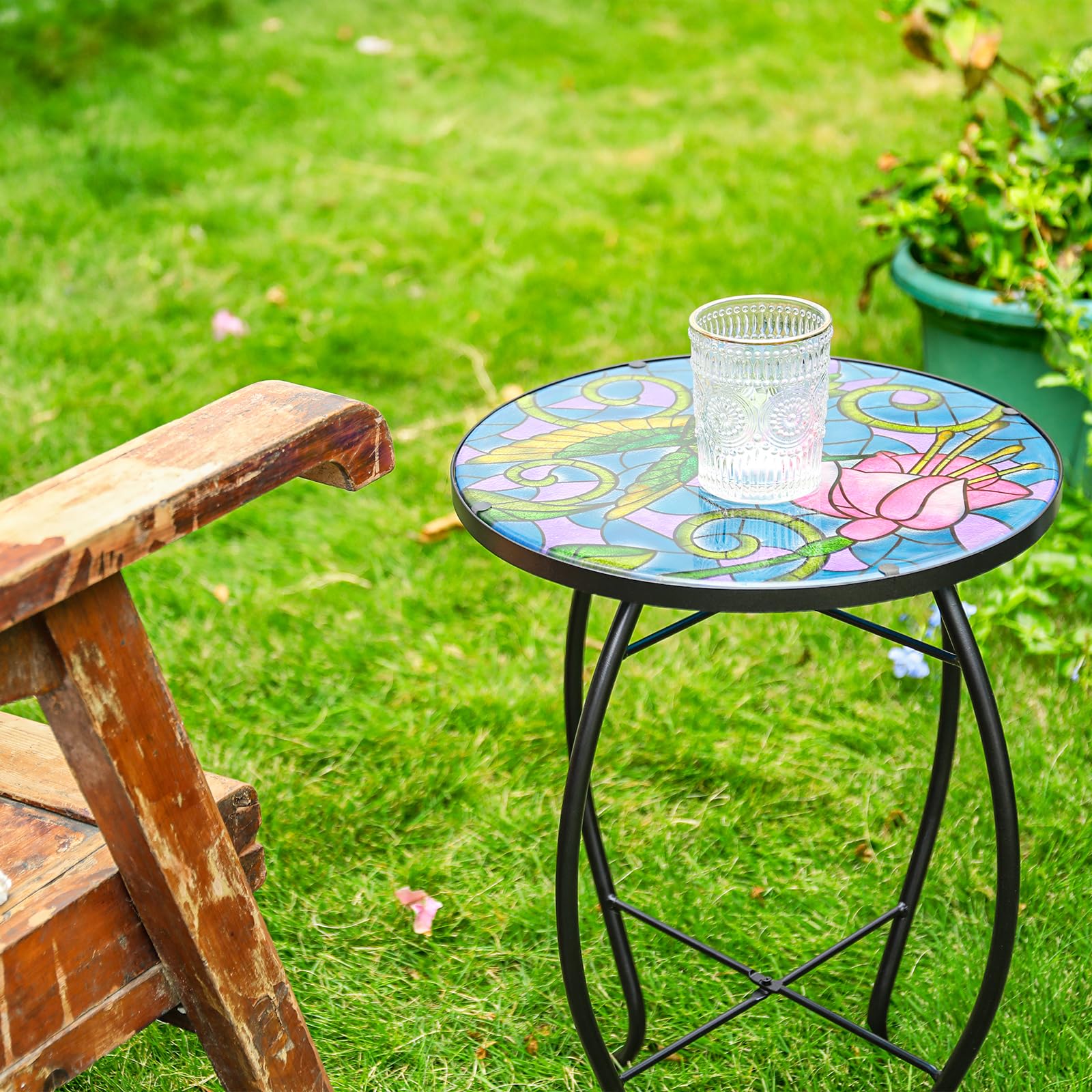 VCUTEKA mesa junto a silla de patio mostrando uso práctico