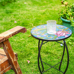 VCUTEKA mesa junto a silla de patio mostrando uso práctico